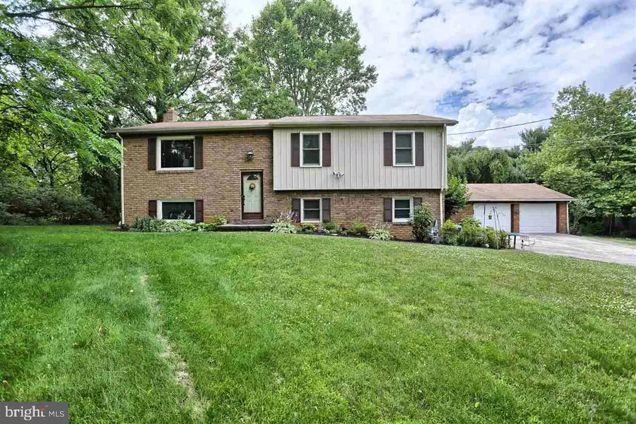 918 ALEXANDER SPRING RD, Carlisle, PA 17015