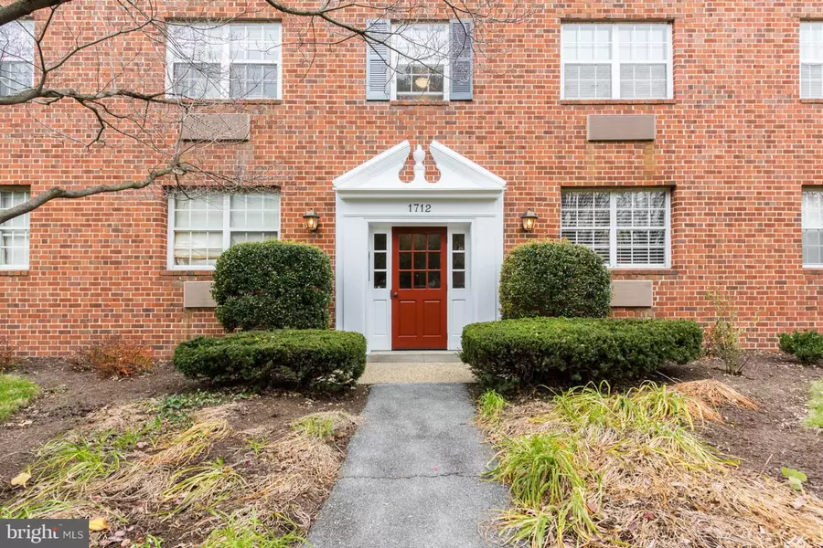 1712 ABINGDON DR #202, Alexandria, VA 22314