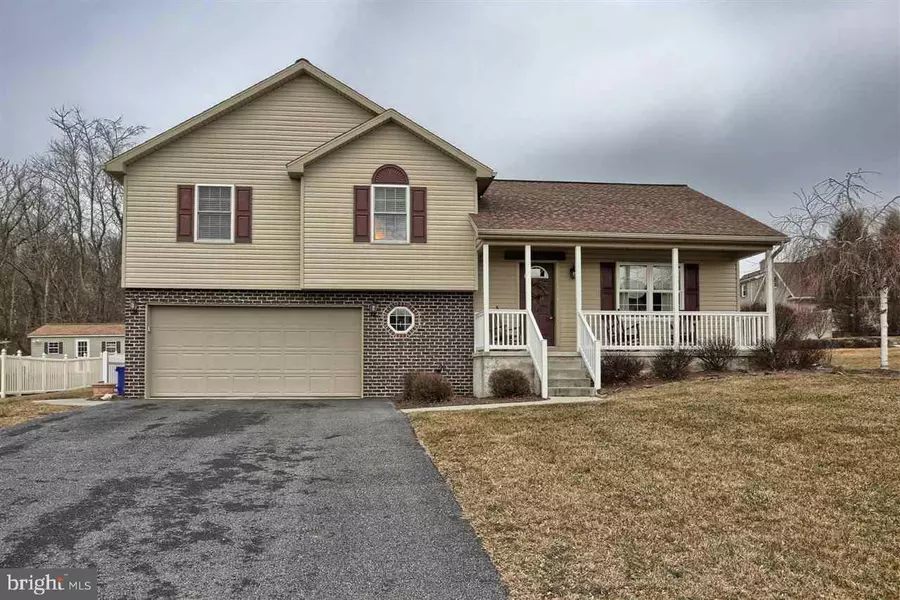 1147 HUNTERS CHASE LN, Lebanon, PA 17046