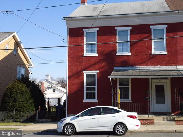 35 N 2ND ST, Womelsdorf, PA 19567