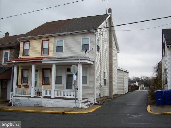 27 N 2ND ST, Womelsdorf, PA 19567