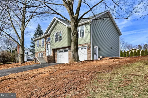 Shippensburg, PA 17257,10025 RED OAK LN