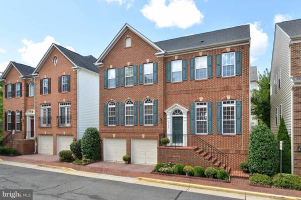 9166 PRICES COVE LN, Fort Belvoir, VA 22060