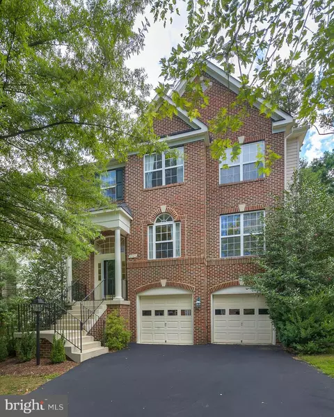 8905 GARDEN GATE DR, Fairfax, VA 22031