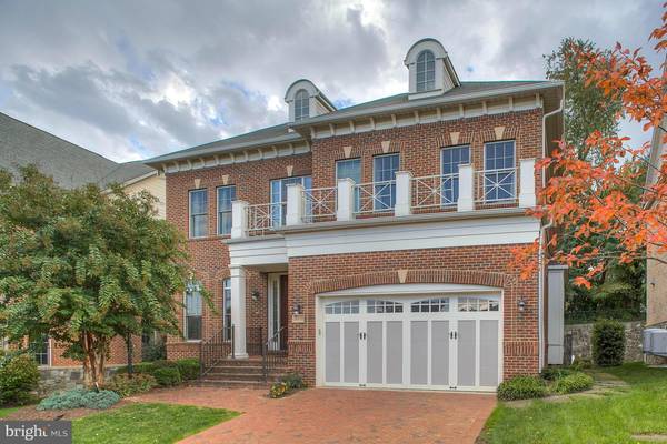 6817 STOCKWELL MANOR DR, Falls Church, VA 22043