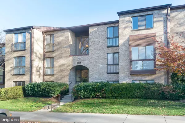 Reston, VA 20191,2048 ROYAL FERN CT #1B