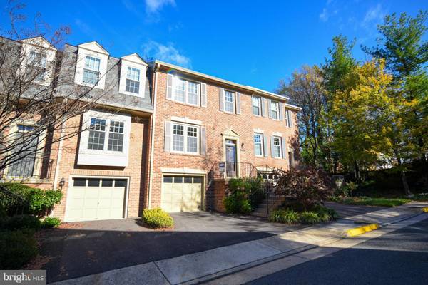 5933 WOODFIELD ESTATES DR, Alexandria, VA 22310