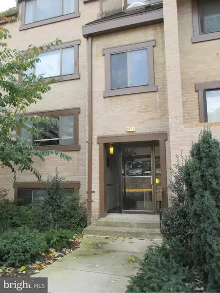 1671 PARKCREST CIR #400, Reston, VA 20190