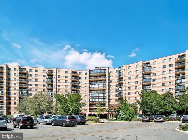 8350 GREENSBORO DR #1001, Mclean, VA 22102