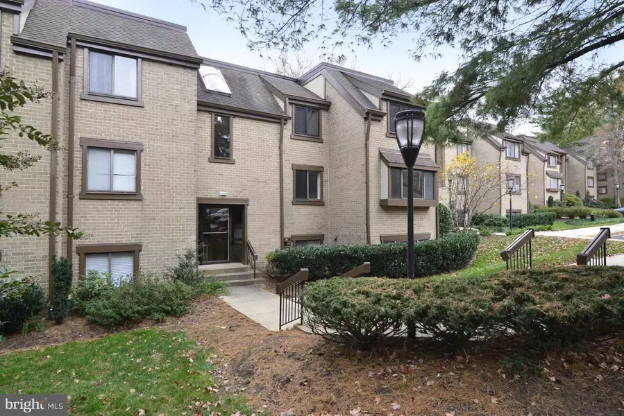 1639 PARKCREST CIR #201, Reston, VA 20190