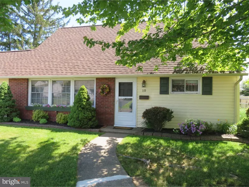 10 CRESTWOOD RD, Levittown, PA 19057