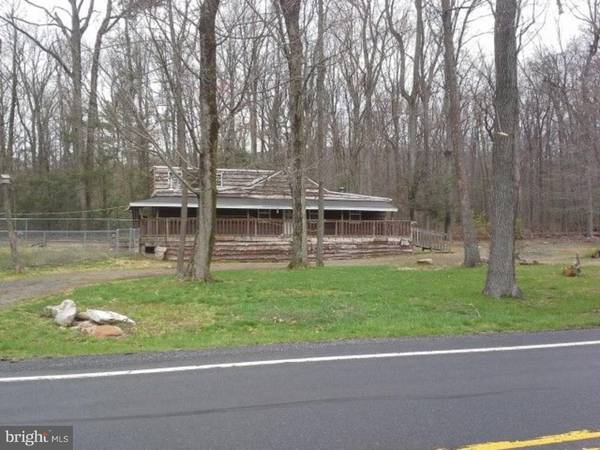 6154 FOUR POINT RD, Bethel, PA 19507