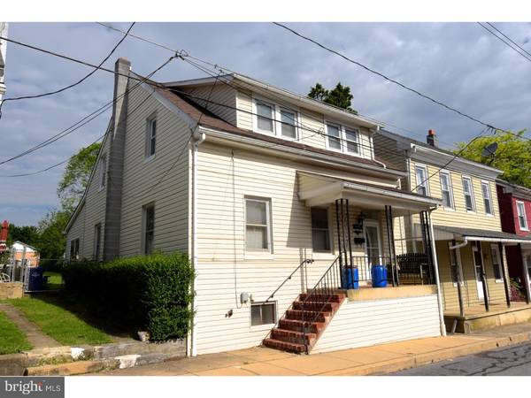 42 S FRONT ST, Womelsdorf, PA 19567