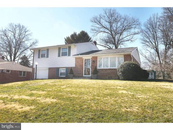 4 WILLOWBROOK RD, Broomall, PA 19008