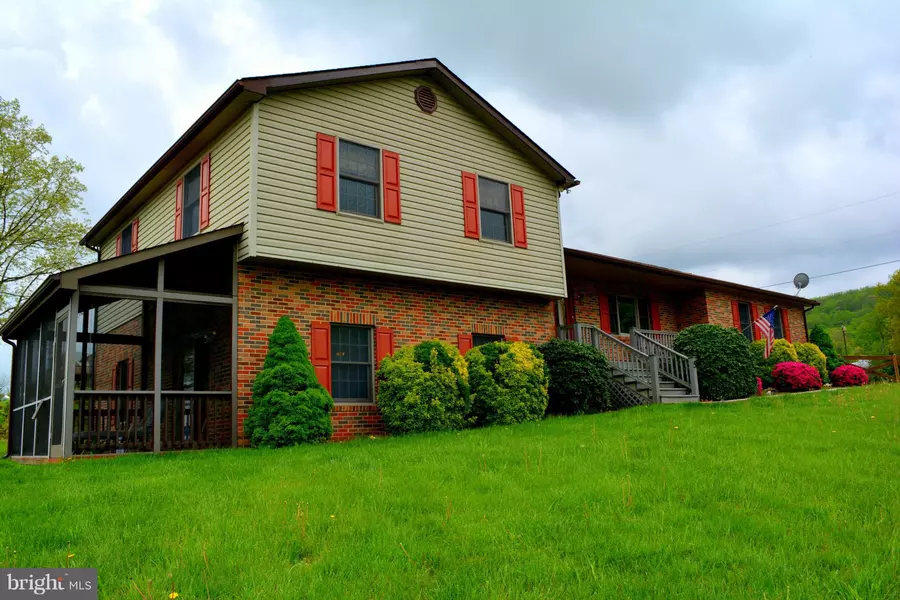 5 WINDY HILL LN, Chester Gap, VA 22623