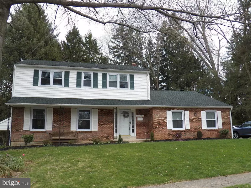 704 N COUNTRY CLUB DR, Newark, DE 19711