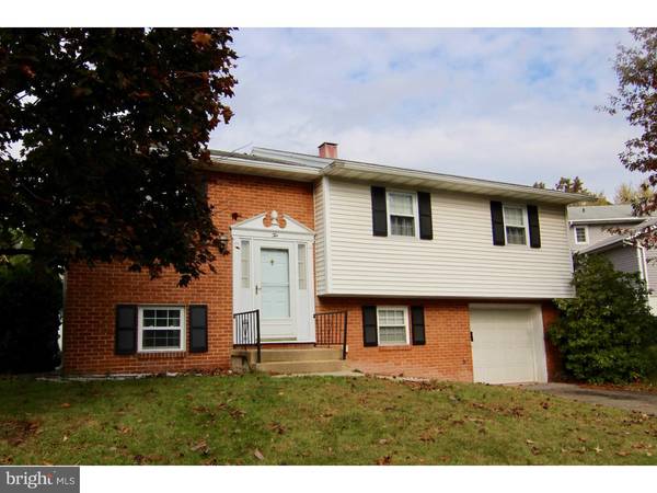 10 DEERFIELD DR, Pottsville, PA 17901