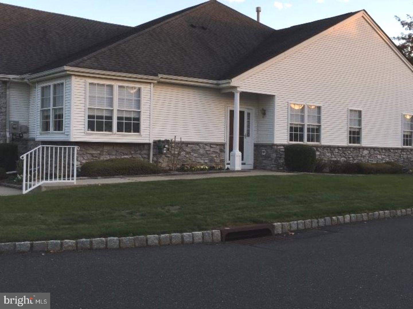 2 MEADOWLARK DR, Hamilton, NJ 08690