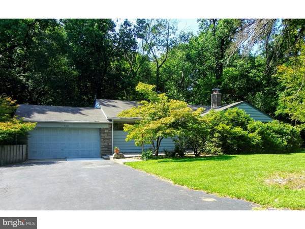 933 WOODLAND DR, Southampton, PA 18966