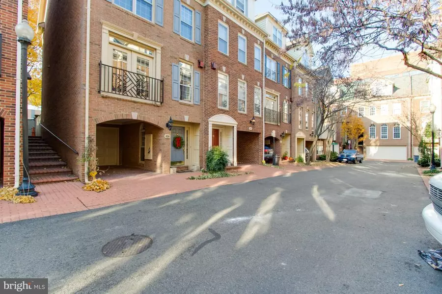 818 WATER PL, Alexandria, VA 22314