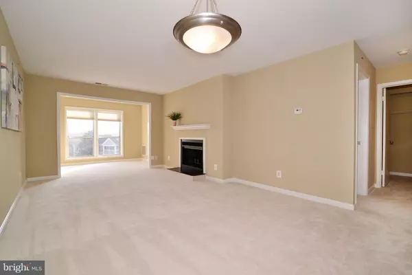 Oakton, VA 22124,3176 SUMMIT SQUARE DR #4-E4