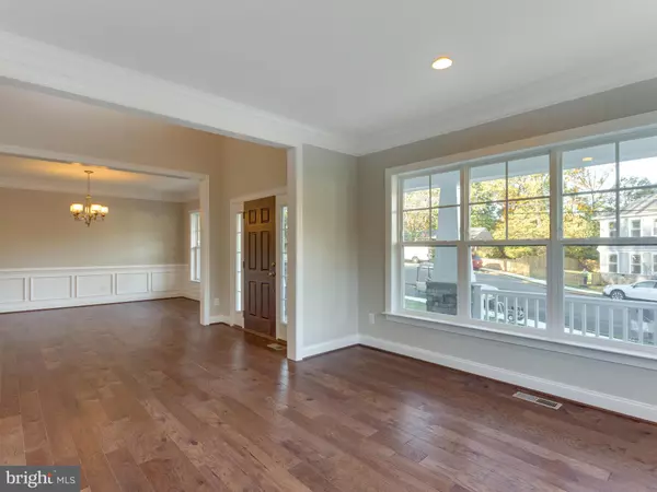 Vienna, VA 22180,8526 ACORN CIR