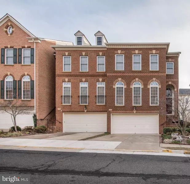 7121 POINT REPLETE CIR, Fort Belvoir, VA 22060