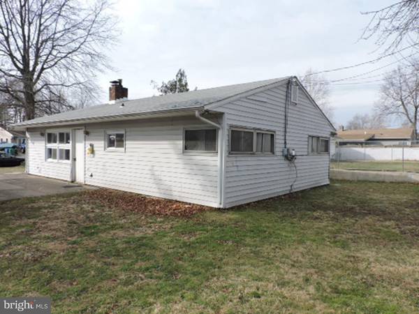 10 GENTLE RD, Levittown, PA 19057