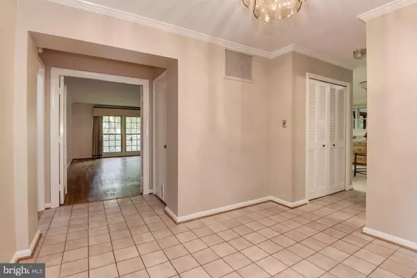 Mclean, VA 22102,7730 BRIDLE PATH LN