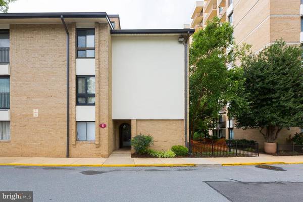 6 MONROE ST #302, Rockville, MD 20850