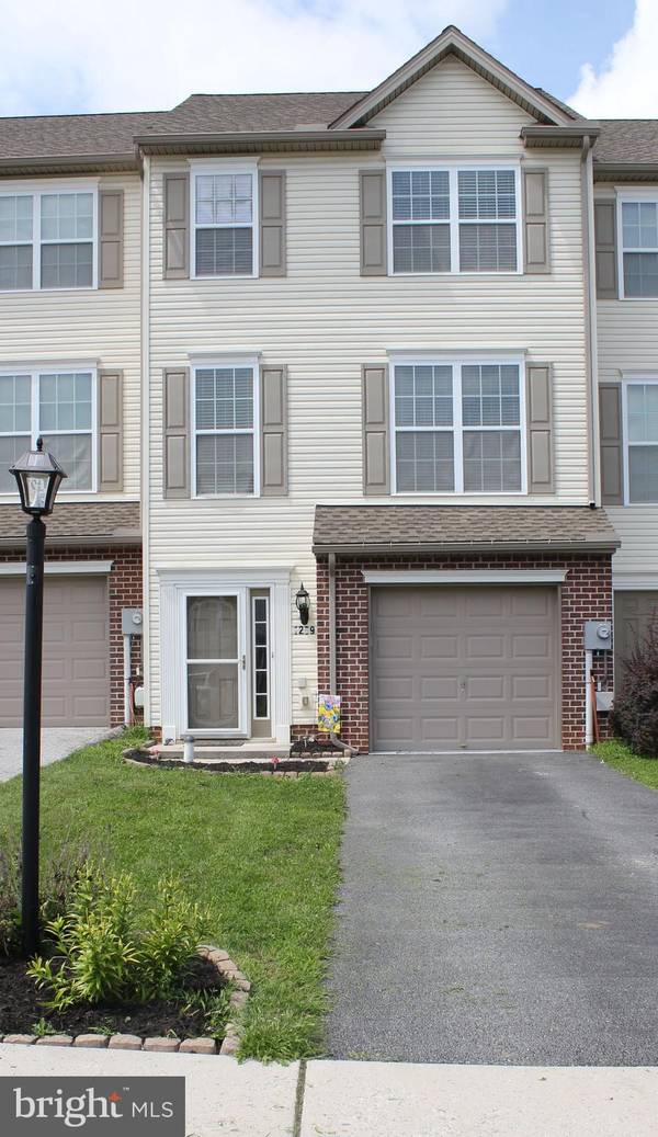 1209 LEDGE DR, York, PA 17408