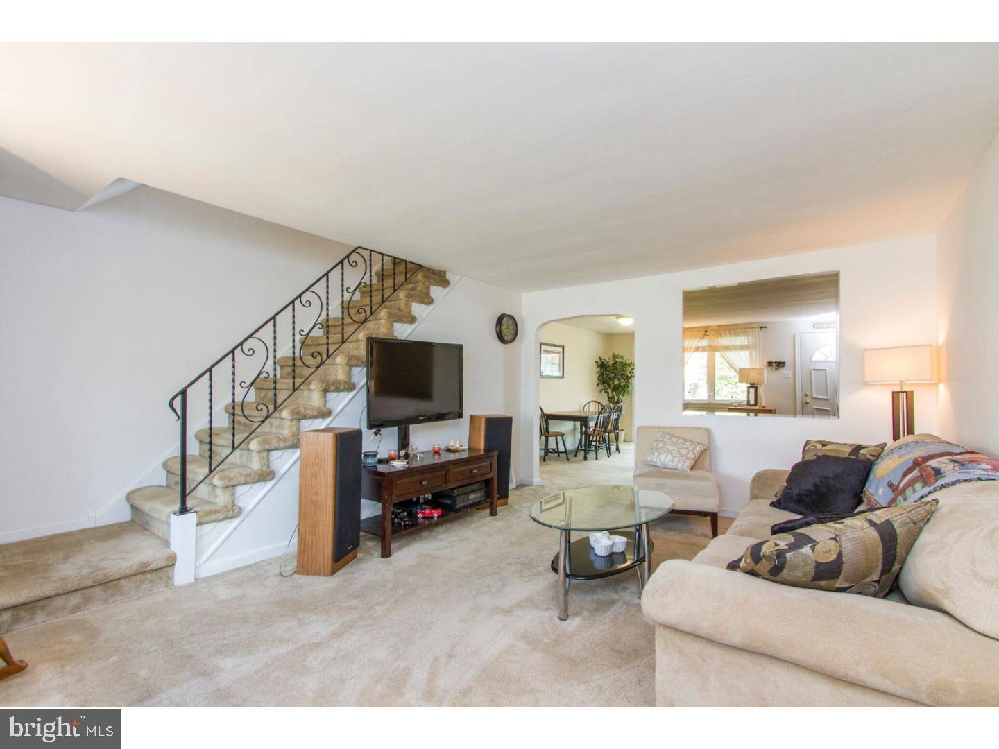 Glenolden, PA 19036,713 OAKWOOD DR