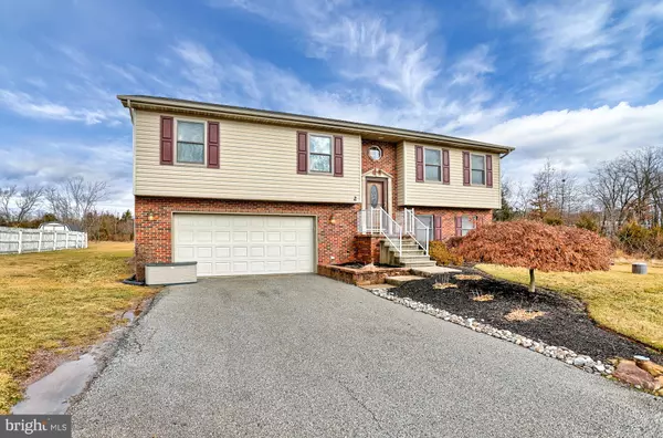 2 BONNIEFIELD CIR, Gettysburg, PA 17325