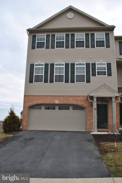 10 JAY CIR, Lemoyne, PA 17043