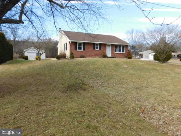 8 PHEASANT LN, Bechtelsville, PA 19505