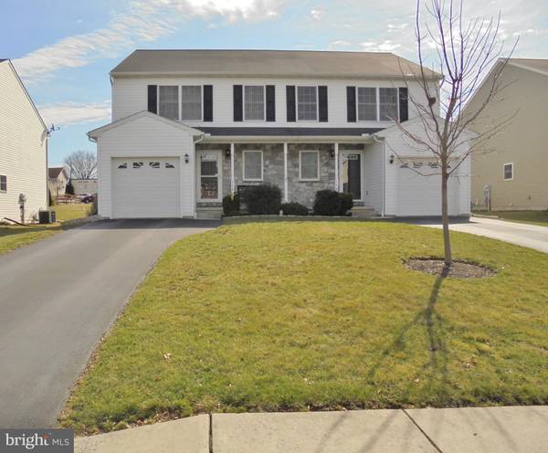 114 E BROAD ST, New Holland, PA 17557