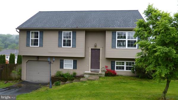 105 DEVONSHIRE CT, Mount Wolf, PA 17347