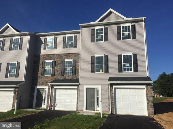 32 HOLSTEIN DR #16, Hanover, PA 17331