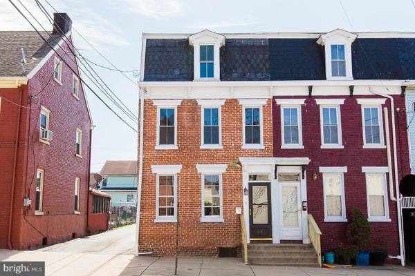 118 WALNUT ST, Columbia, PA 17512