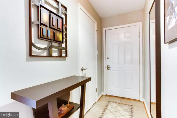 Oakton, VA 22124,9923 OAKTON TERRACE RD #9923