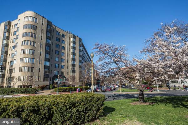 1 SCOTT CIR NW #402, Washington, DC 20036