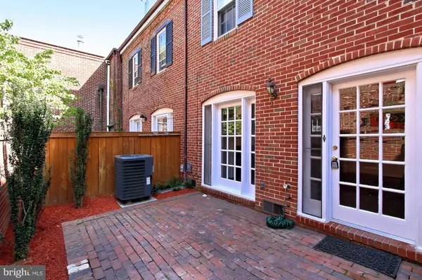 Alexandria, VA 22314,102 KING HENRY CT #7