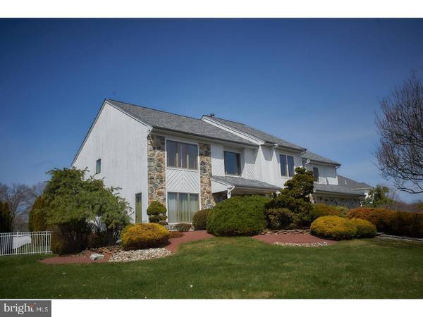 60 THOROUGHBRED DR, Holland, PA 18966