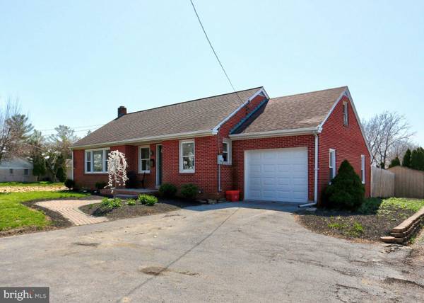 100 E MAIN ST, Leola, PA 17540