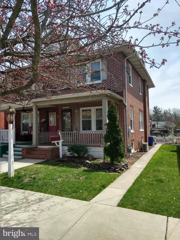 1026 WALNUT ST, Columbia, PA 17512