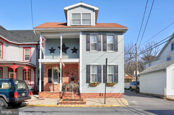 32 W FERDINAND ST, Manheim, PA 17545