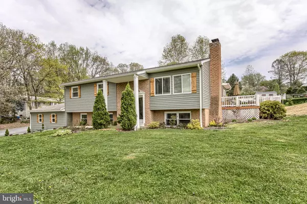 2 DALE DR, Duncannon, PA 17020