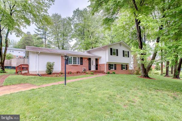 8400 STONEWALL DR, Vienna, VA 22180