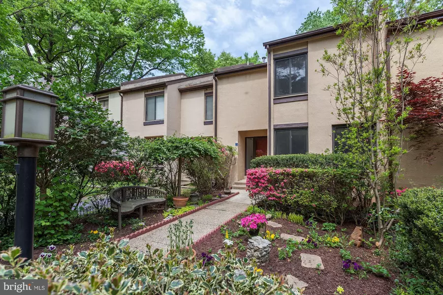2364 SOFT WIND CT, Reston, VA 20191