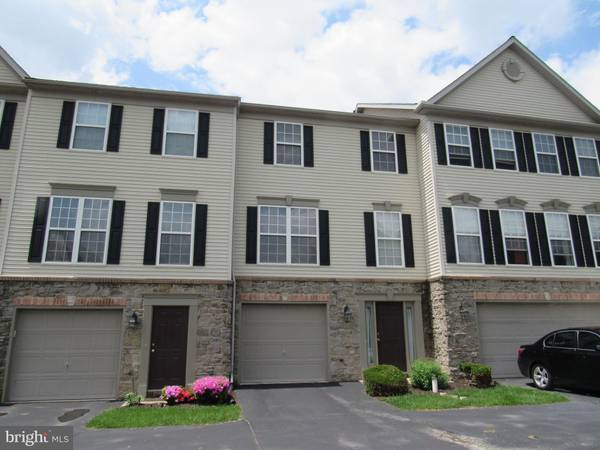 2760 HUNTERS CREST DR, York, PA 17402